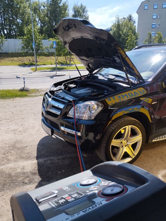 Autokliima hooldus musta auto kõrval